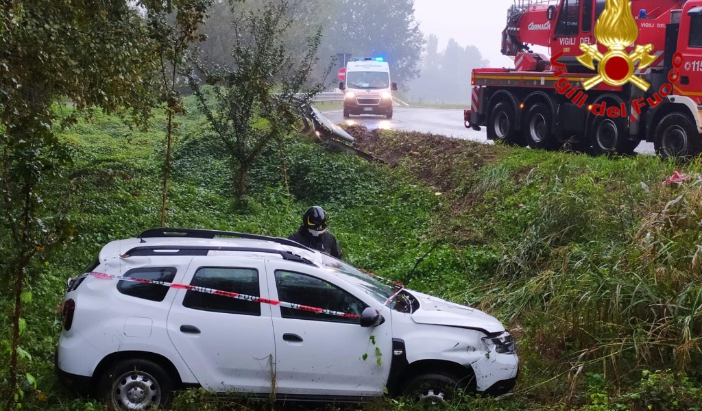 Auto sbanda e si ribalta a bordo strada: all’arrivo dei soccorsi non c’è nessuno
