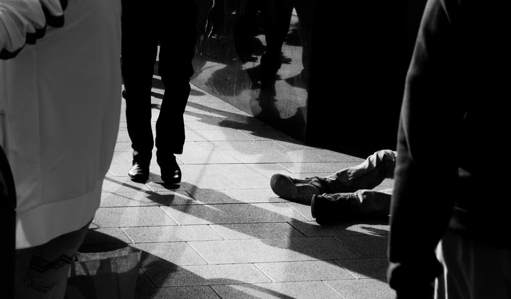 Ragazzo aggredito sul treno: “A fare male è stata l’indifferenza della gente”