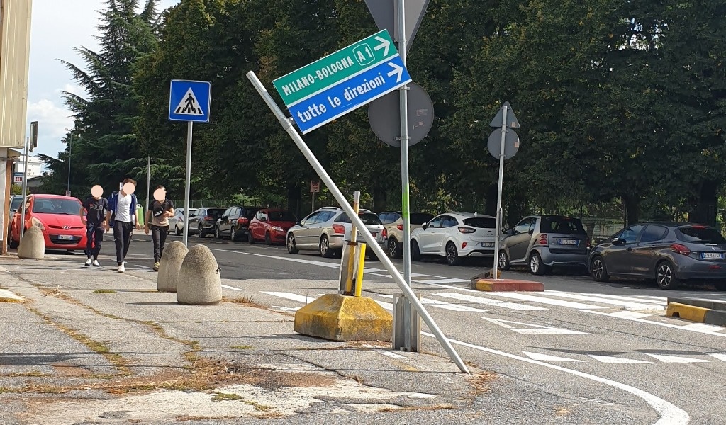 La denuncia: “Rifiuti, segnaletica distrutta e buche ovunque: adesso basta”