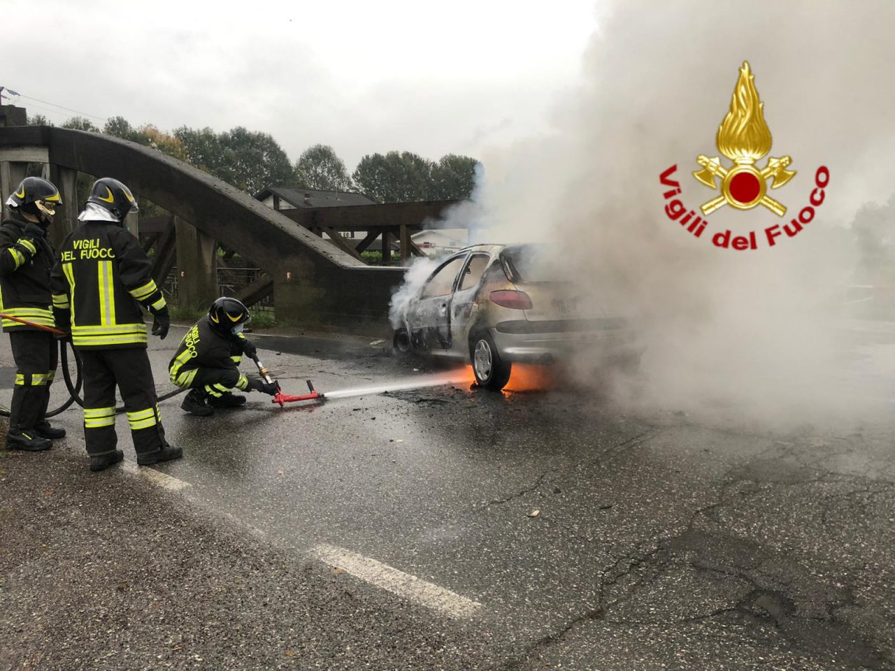 Auto si schianta contro il ponte e prende fuoco: salva 53enne VIDEO – FOTO