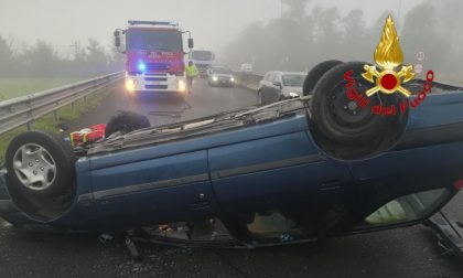 Auto si ribalta sulla via Emilia: conducente ferito, strada chiusa