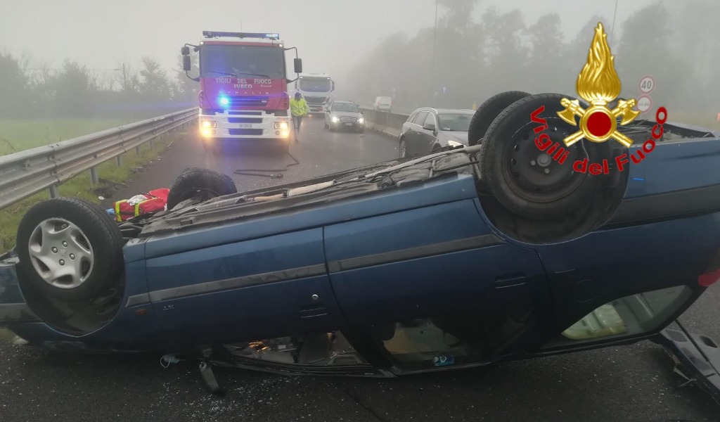 Auto si ribalta sulla via Emilia: conducente ferito, strada chiusa