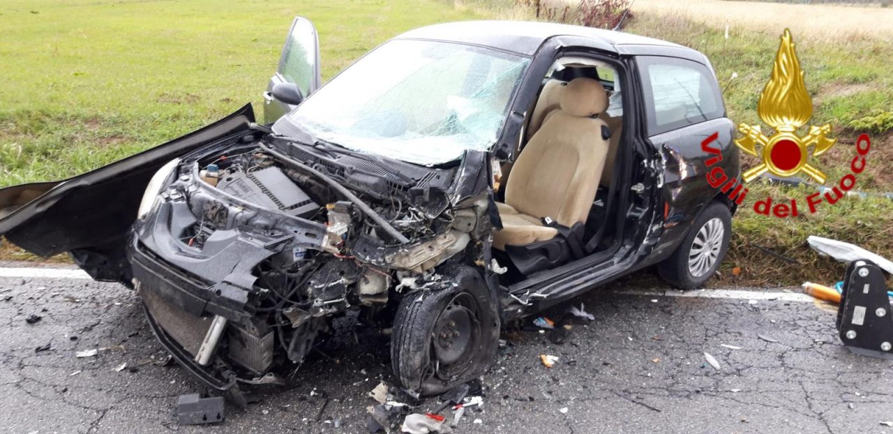 Scontro frontale tra auto, 19enne rimasta incastrata ed estratta dai Vigili del fuoco FOTO