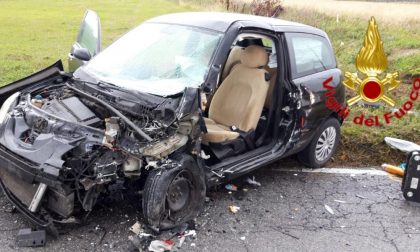 Scontro frontale tra auto, 19enne incastrata ed estratta dai Vigili del fuoco FOTO