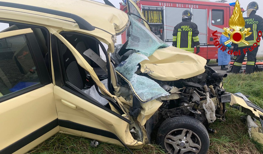 Scontro tra auto e furgone sulla provinciale, tre uomini feriti FOTO
