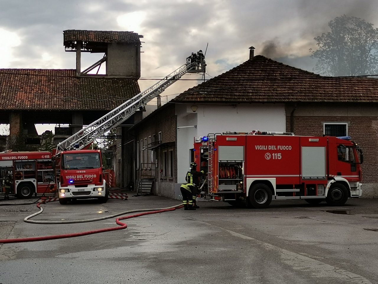 Fortissima esplosione in cascina: “Scardinati gli stipiti della porta” FOTO