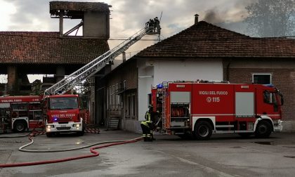 Fortissima esplosione in cascina: “Scardinati gli stipiti della porta” FOTO