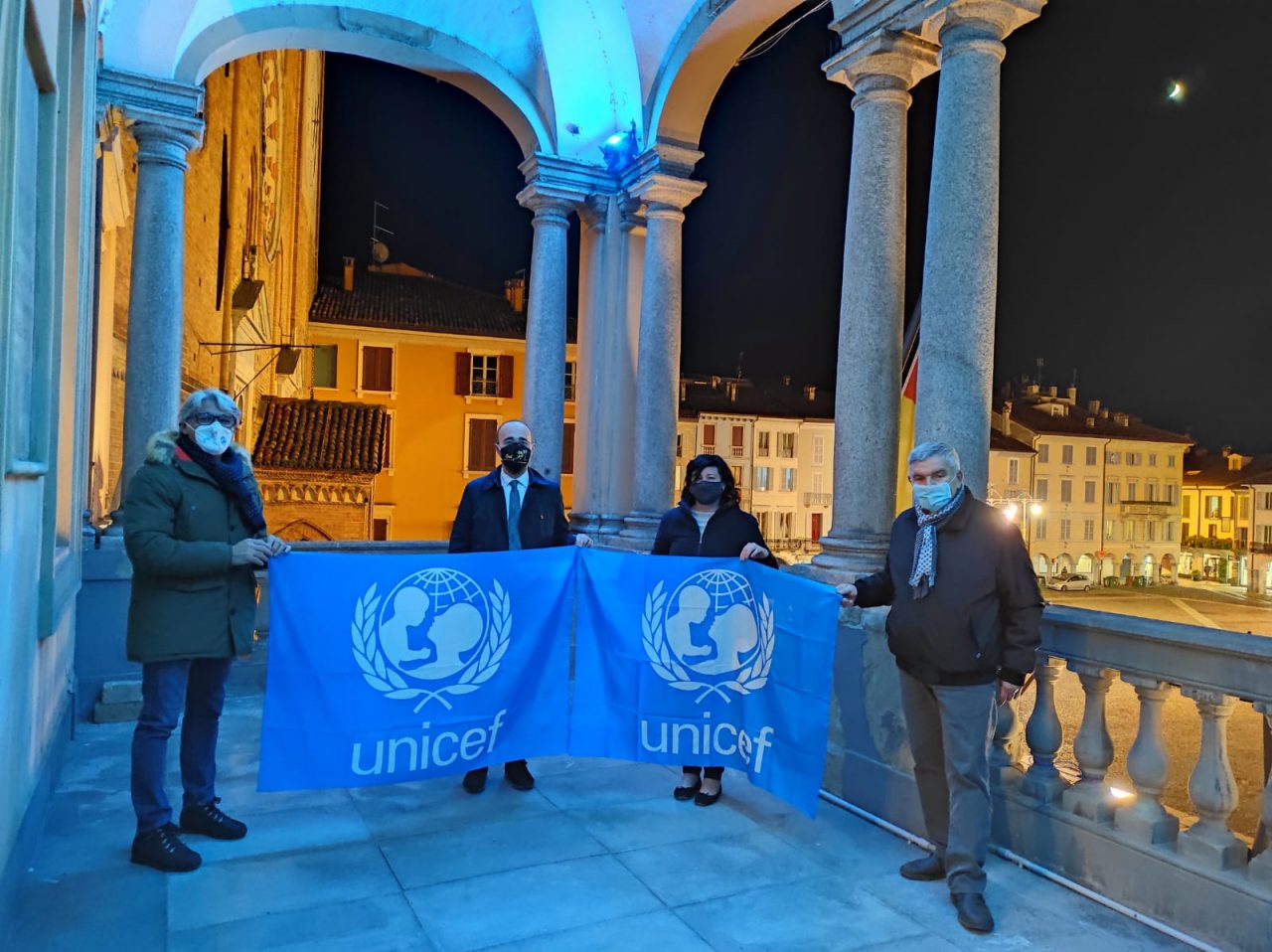 Palazzo Broletto si illumina di blu per la Giornata internazionale per i diritti dell’infanzia e dell’adolescenza FOTO
