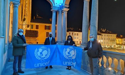 Palazzo Broletto si illumina di blu per la Giornata internazionale per i diritti dell’infanzia e dell’adolescenza FOTO