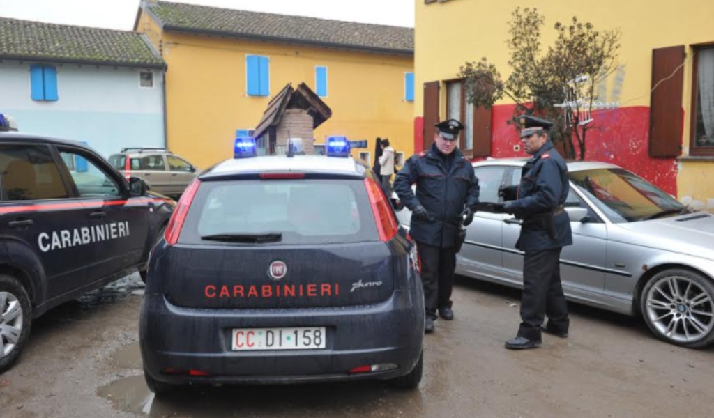 Tentano di estorcergli denaro, lui si oppone e parte la spedizione punitiva