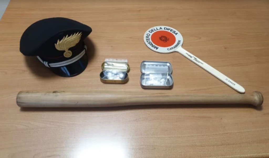 Prima di essere fermato getta la cocaina dall’auto, ma i Carabinieri la recuperano 