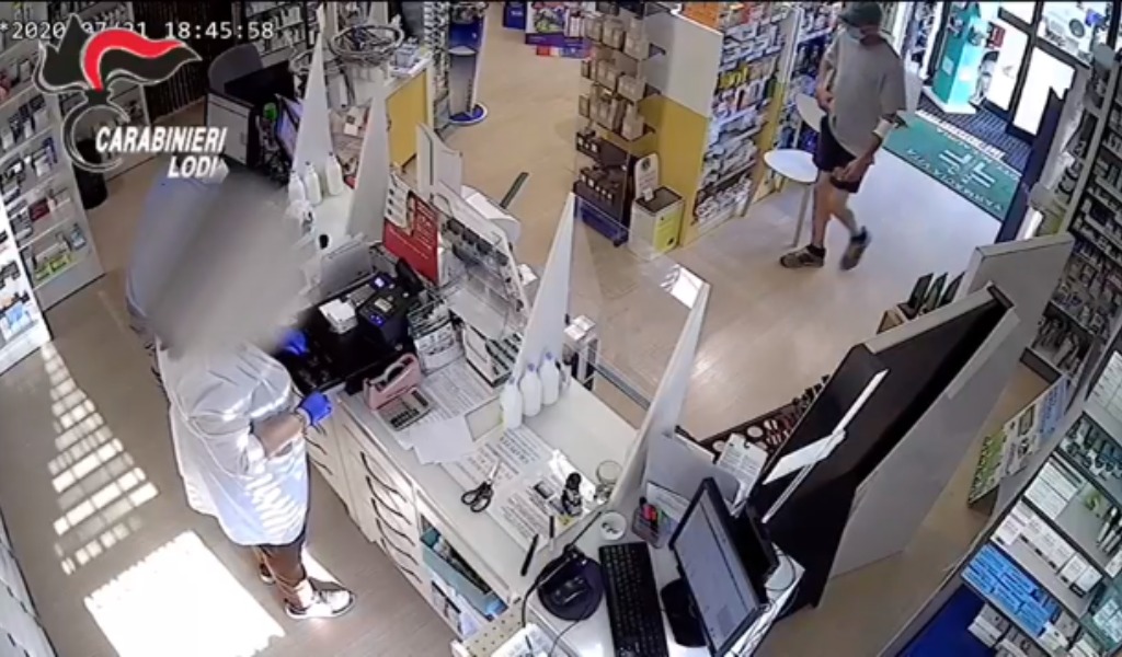 Rapinò a mano armata la stessa farmacia due volte: pluripregiudicato tradito dai tatuaggi  VIDEO