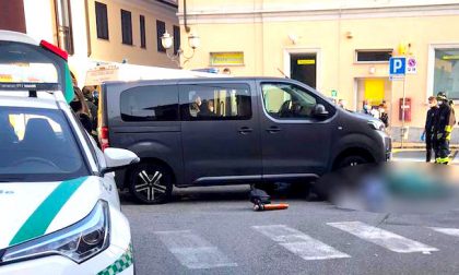 Muore donna investita da un mini van: inutili i soccorsi