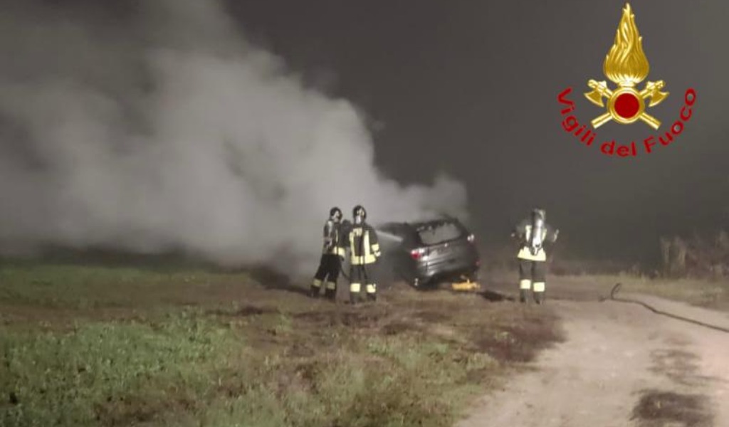 Auto in fiamme a Sant’Angelo Lodigiano, arrivano i Vigili del Fuoco