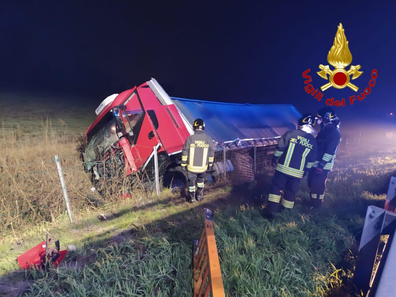 Mezzo pesante fuori strada lungo la A1, autista in ospedale FOTO