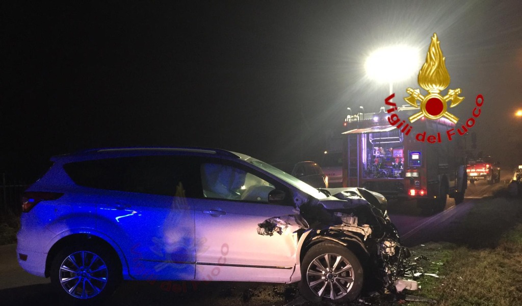 Violento incidente tra auto, una finisce fuori strada: due feriti in pronto soccorso FOTO
