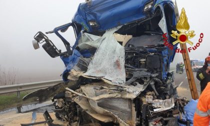 Maxi scontro tra mezzi pesanti a Codogno, camionista estratto dalle lamiere FOTO