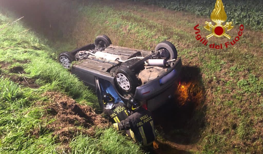 21enne perde il controllo dell’auto e finisce nel fosso FOTO