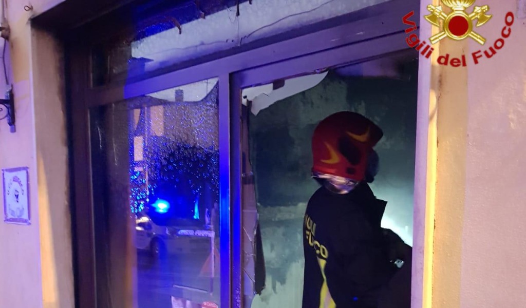 Incendio in un’osteria di Somaglia, i residenti danno l’allarme FOTO