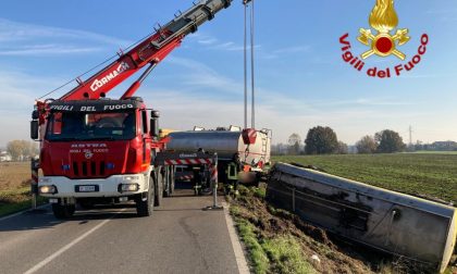 Paura sulla Sp115: autocisterna contenente gasolio si ribalta e finisce fuori strada FOTO e VIDEO