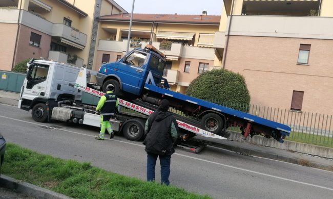Mezzo senza assicurazione, ma anche il carroattrezzi arrivato per rimuoverlo non ce l’ha