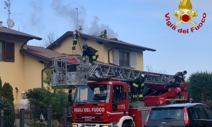 Vigili del fuoco in azione per spegne una canna fumaria incendiata FOTO