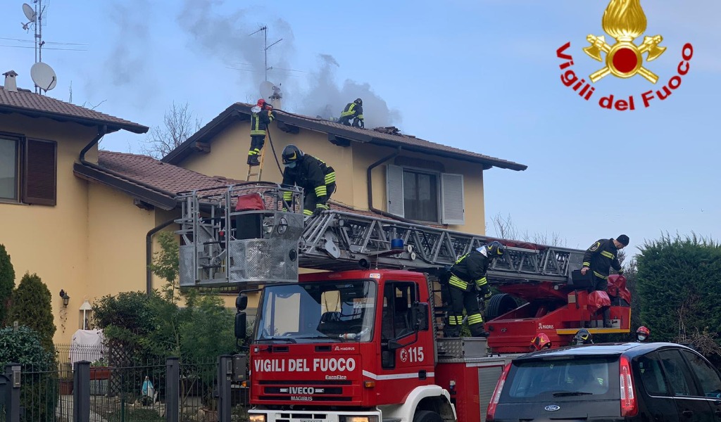 Vigili del fuoco in azione per spegne una canna fumaria incendiata FOTO
