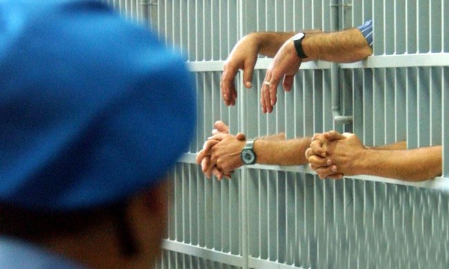 Durante un colloquio porta hashish al figlio detenuto in carcere
