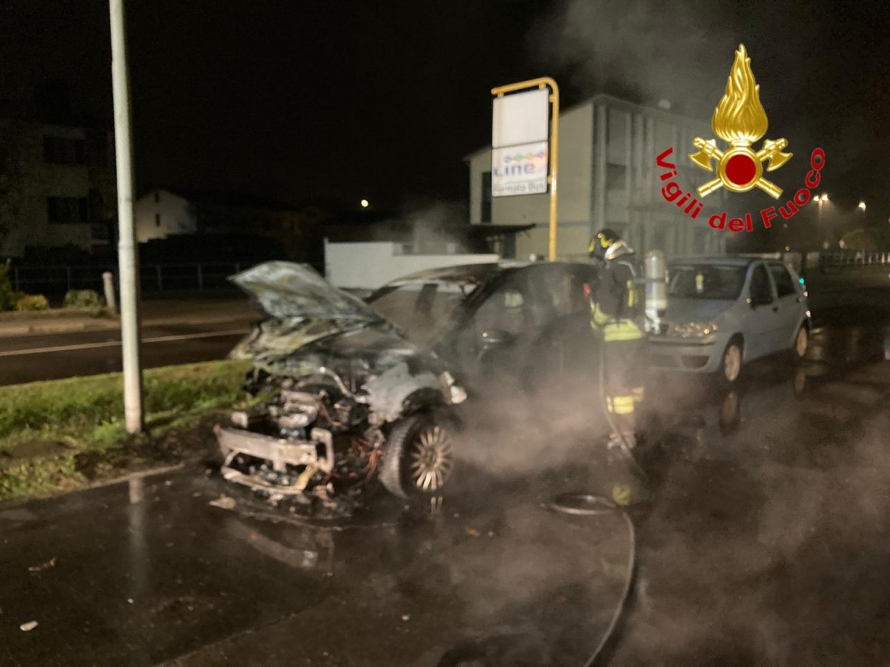 Auto parcheggiata divorata dalle fiamme nella notte