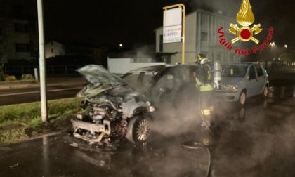 Auto parcheggiata divorata dalle fiamme nella notte