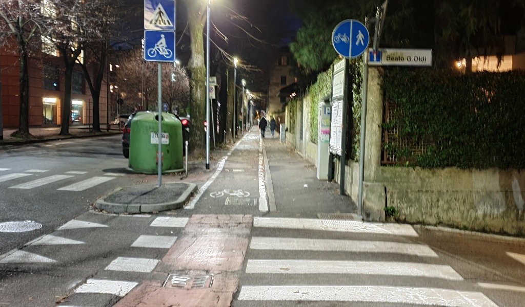 Riqualificata la pista ciclabile di via San Bassano… ma già qualcosa non quadra FOTO