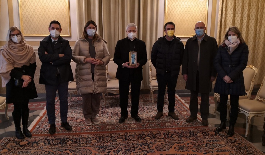 Il Presepe ha una nuova statuetta, l’infermiera anti Covid (consegnata al Vescovo di Lodi)