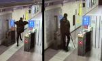 Spacca il vetro ai tornelli della metro: incivile immortalato dalle telecamere VIDEO