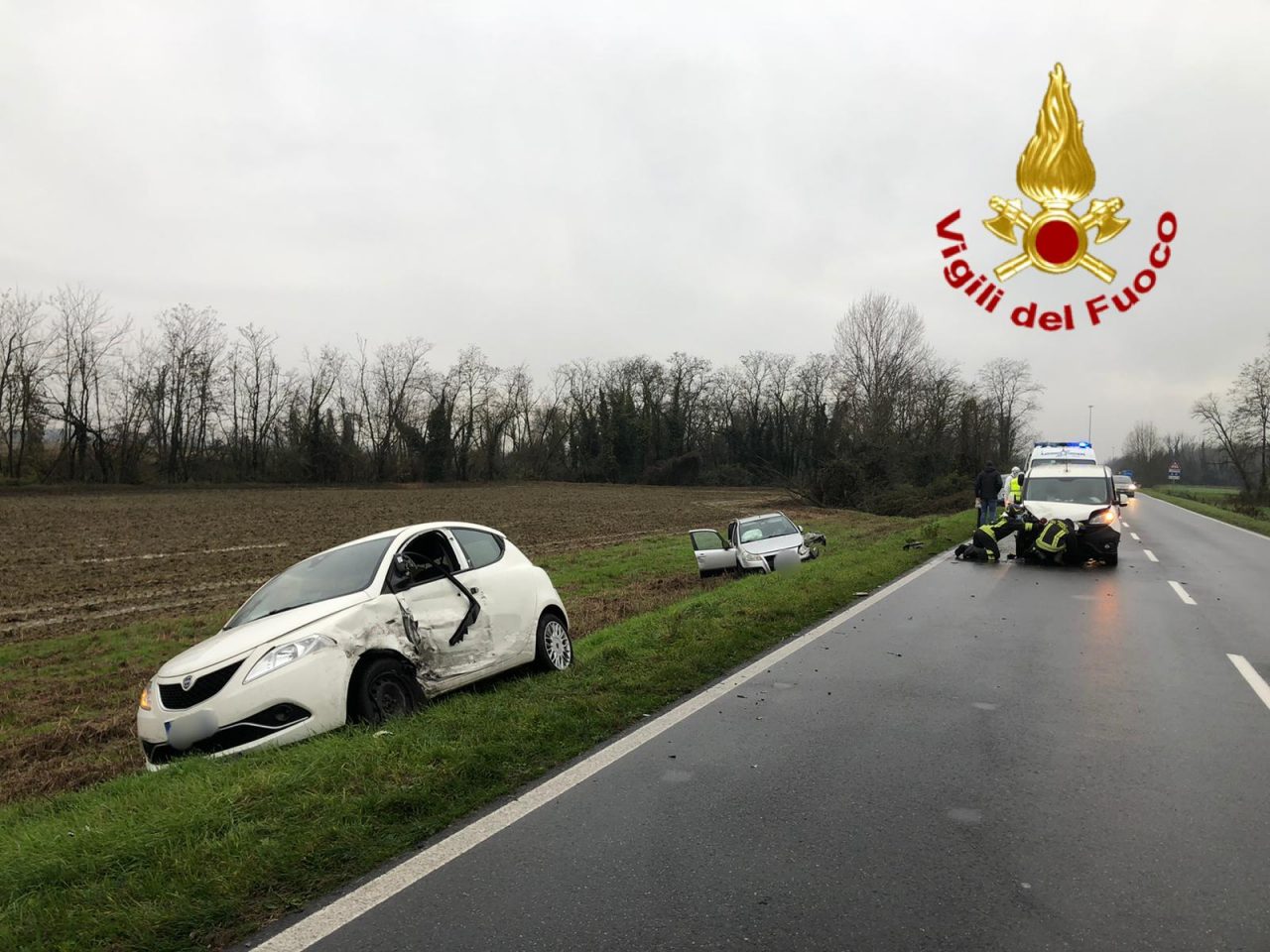 Schianto tra due auto e un furgone sulla Provinciale, tre uomini coinvolti