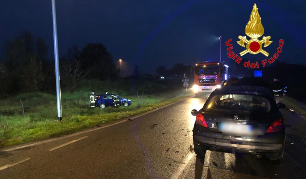Incidente a Sant’Angelo, dopo lo schianto un’auto finisce fuori strada FOTO