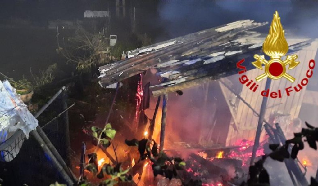 Baracca in fiamme a Lodi, i Vigili del fuoco scongiurano il peggio