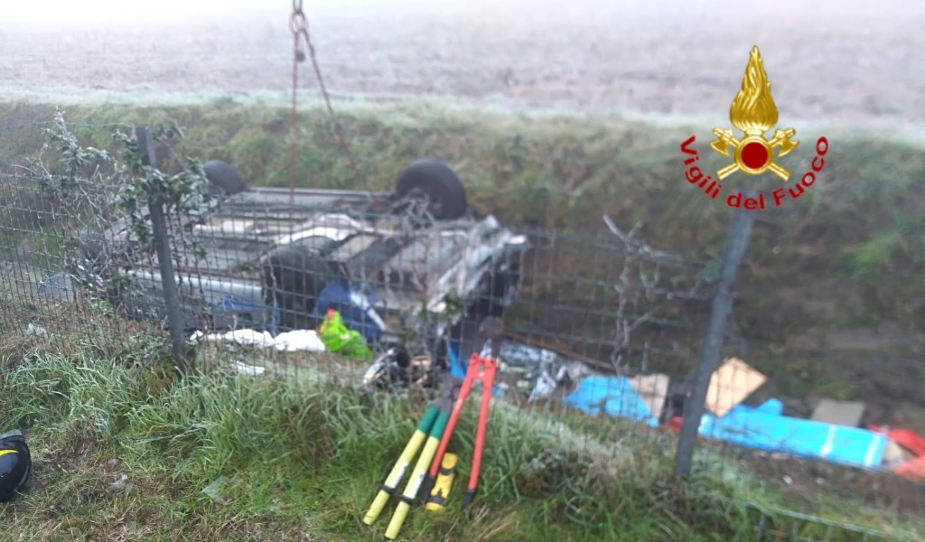 Testacoda sulla A1, 4 feriti e 4 auto coinvolte: una finisce nel fossato FOTO e VIDEO