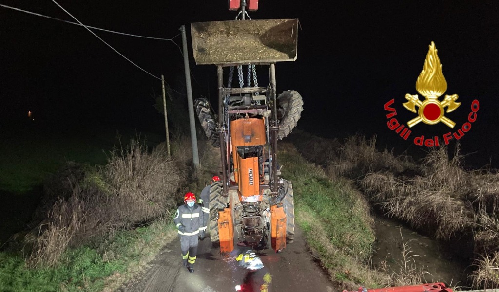 Agricoltore 46enne si ribalta col trattore e finisce in un fosso FOTO