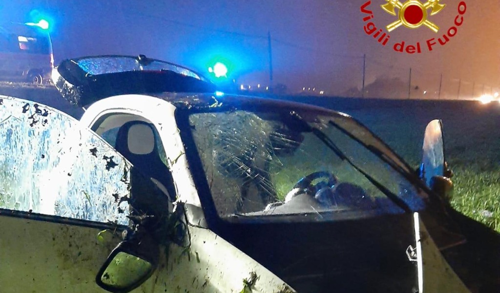 Perde il controllo dell’auto e si ribalta nei campi: 41enne in ospedale FOTO