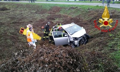 Violento scontro tra auto a Codogno, tre feriti in ospedale FOTO