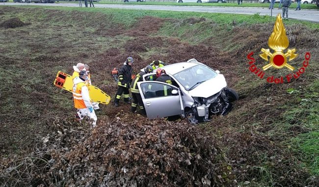 Violento scontro tra auto a Codogno, tre feriti in ospedale FOTO