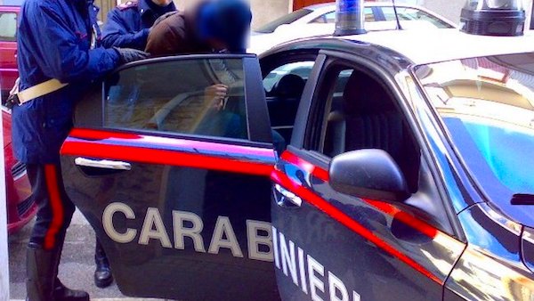 Prima aggredisce una donna durante una lite poi i militari che vogliono soccorrerla