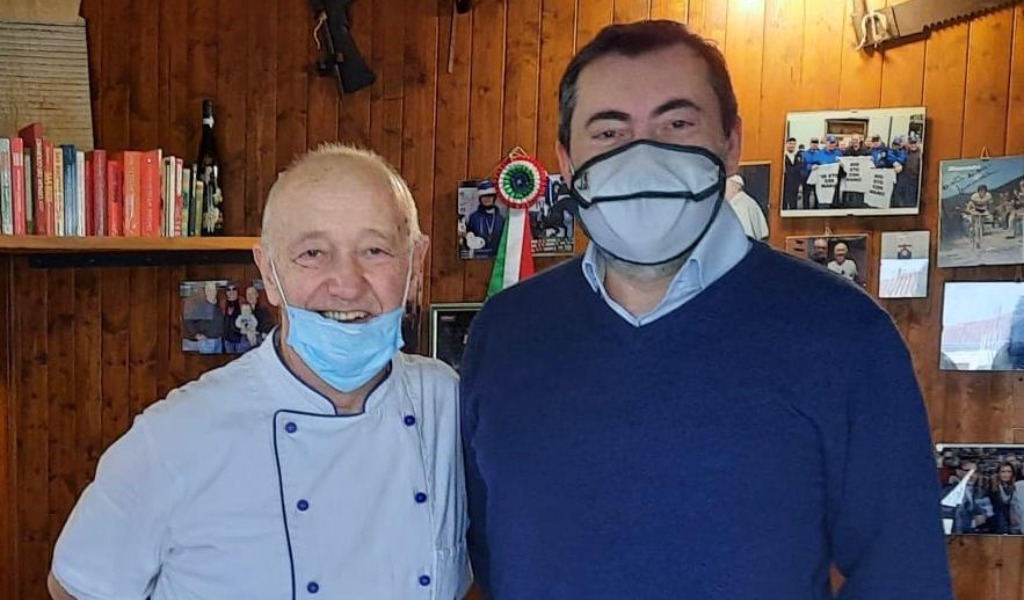Il senatore Augussori (Lega) a pranzo all’osteria di Cattaneo, l’oste di Casaletto Lodigiano che uccise il ladro