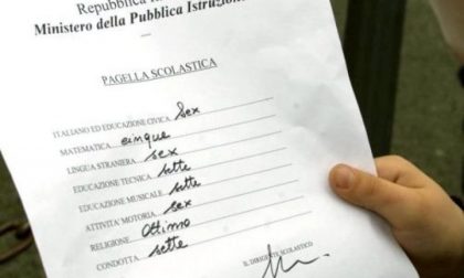 Via i “freddi” voti numerici, in pagella alle elementari ritornano i giudizi