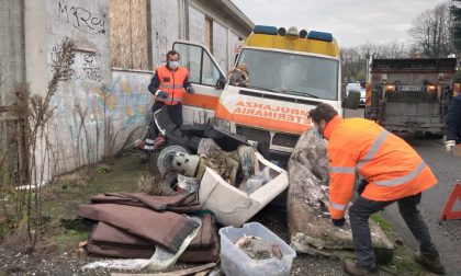 Operazione antidegrado a Lodi: rimossa ambulanza trasformata in discarica FOTO