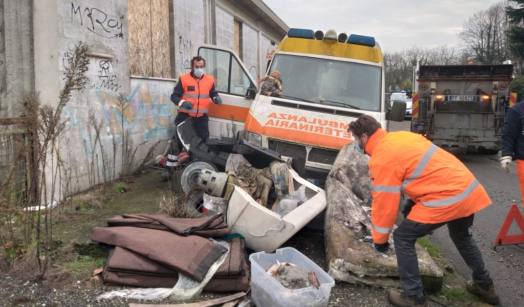 Operazione antidegrado a Lodi: rimossa ambulanza trasformata in discarica FOTO