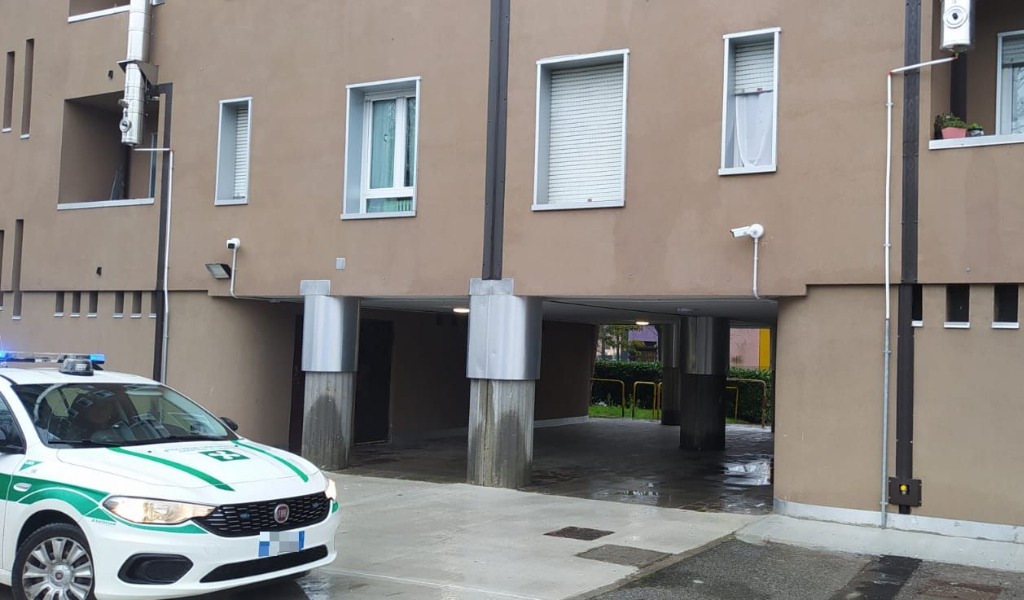 Vandalizzate due delle nuove telecamere di sicurezza nei palazzi Aler: non hanno resistito due giorni