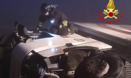 Paura sulla A1: Tir sfonda il guard rail e si ribalta, camionista estratto dalle lamiere