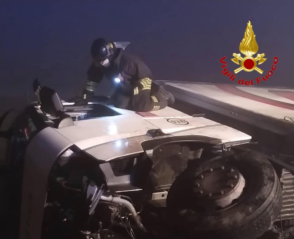 Paura sulla A1: Tir sfonda il guard rail e si ribalta, camionista estratto dalle lamiere