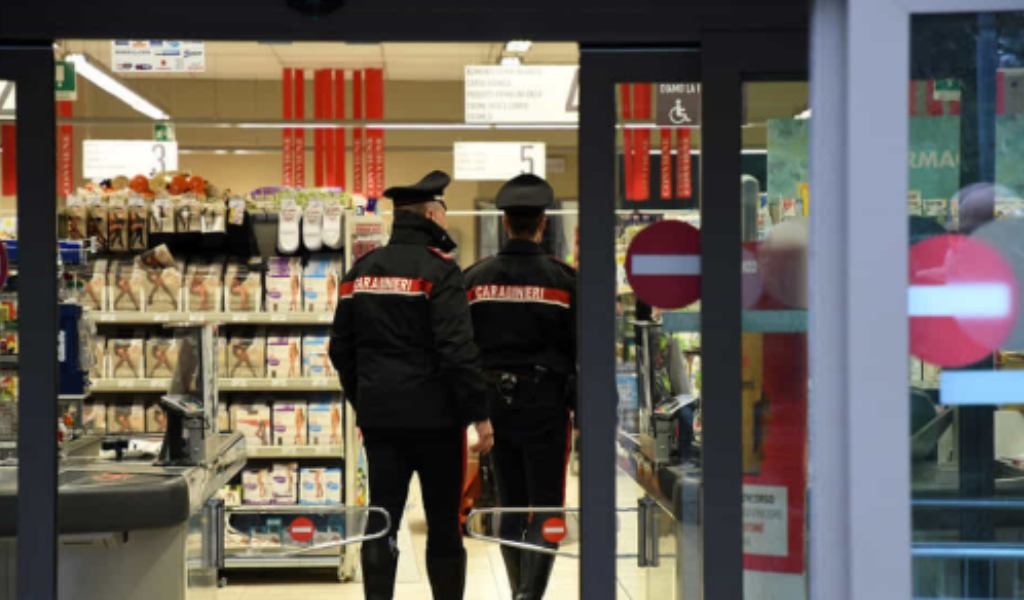 Rubano liquori al supermercato, per fuggire lanciano lattine di birra addosso a un dipendente
